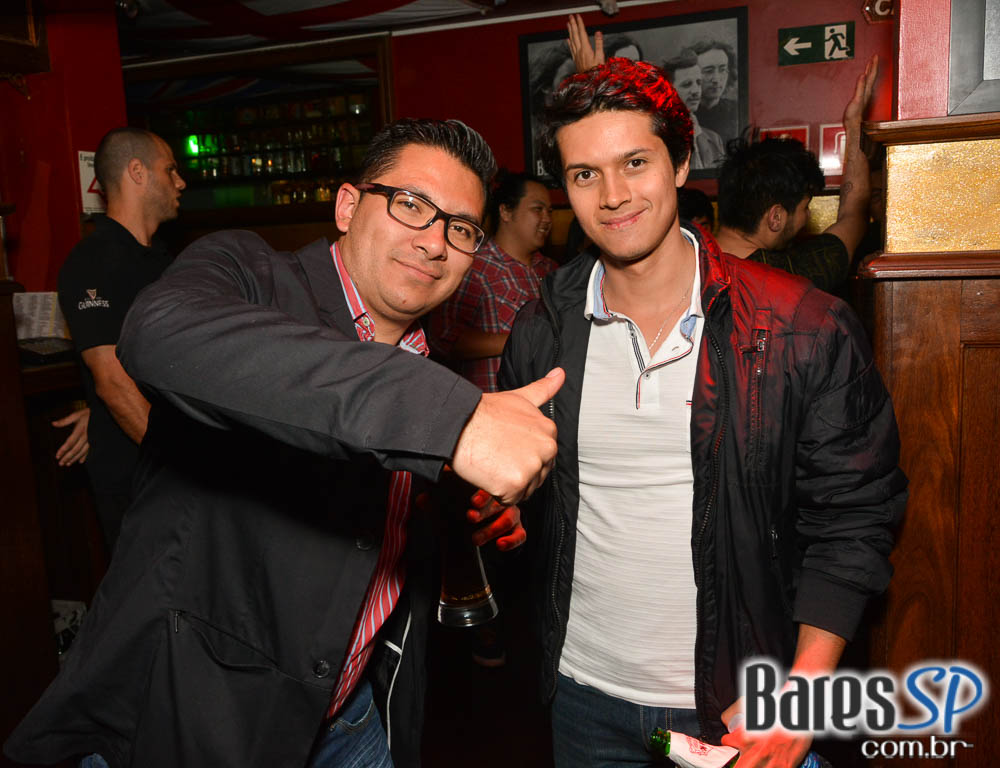 William Kim e banda Insônica comandaram a sexta com pop rock no Republic Pub William Kim e banda Insônica comandaram a sexta com pop rock no Republic Pub