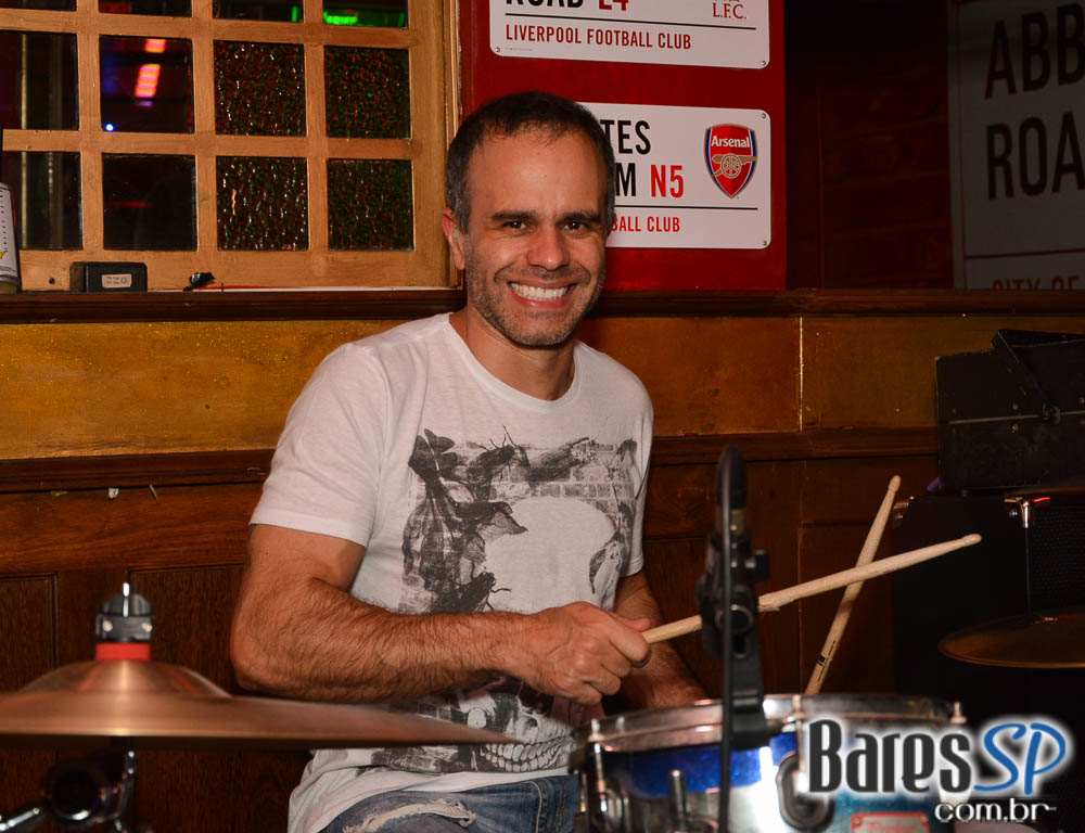 William Kim e banda Insônica comandaram a sexta com pop rock no Republic Pub William Kim e banda Insônica comandaram a sexta com pop rock no Republic Pub