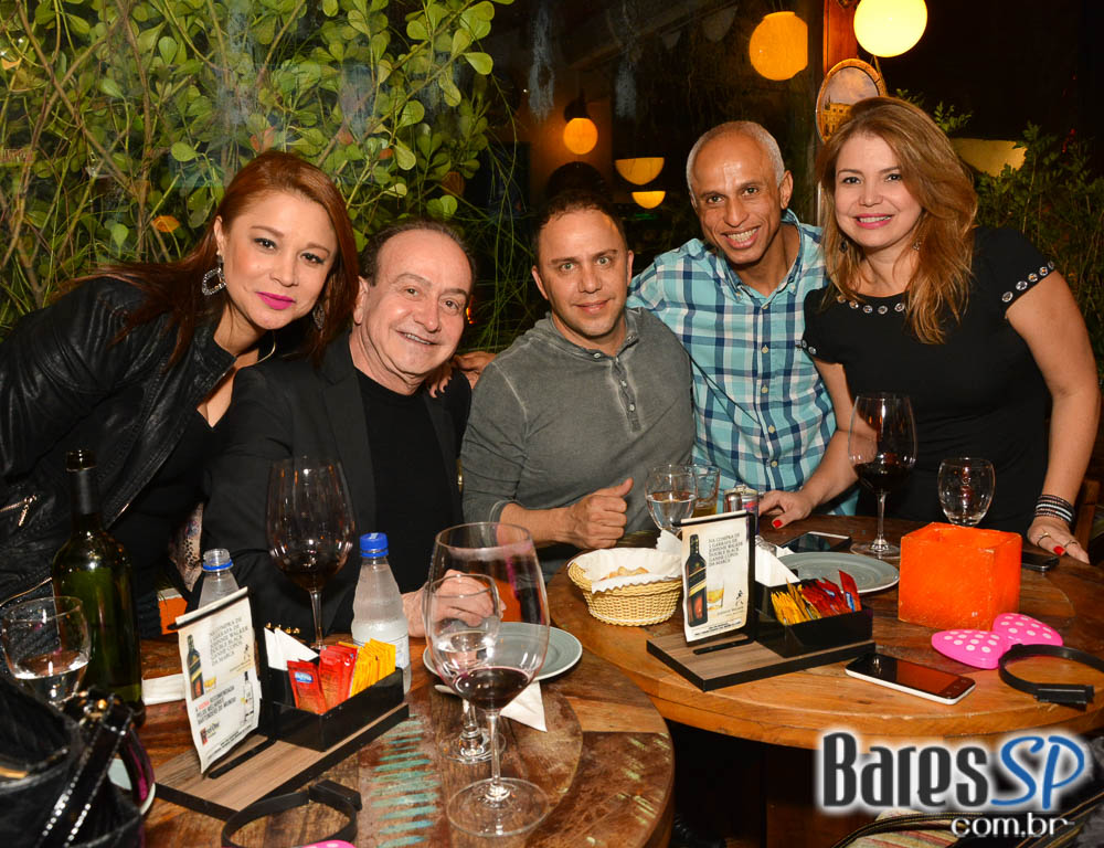 Noite do Óculos Escuro com DJs residentes animou o Akbar Lounge e Disco Noite do Óculos Escuro com DJs residentes animou o Akbar Lounge e Disco