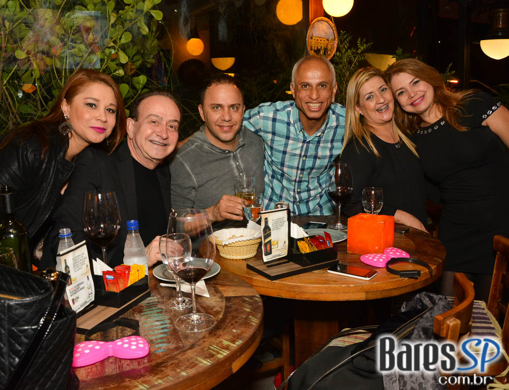 Noite do Óculos Escuro com DJs residentes animou o Akbar Lounge e Disco Noite do Óculos Escuro com DJs residentes animou o Akbar Lounge e Disco