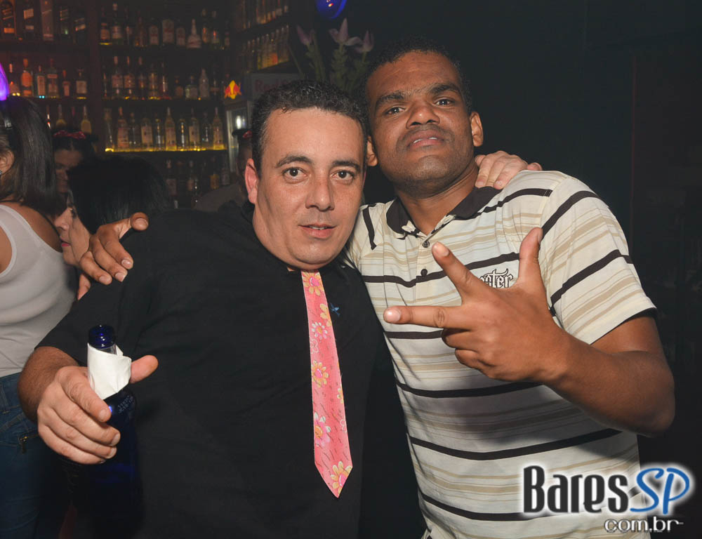 Noite do Óculos Escuro com DJs residentes animou o Akbar Lounge e Disco Noite do Óculos Escuro com DJs residentes animou o Akbar Lounge e Disco