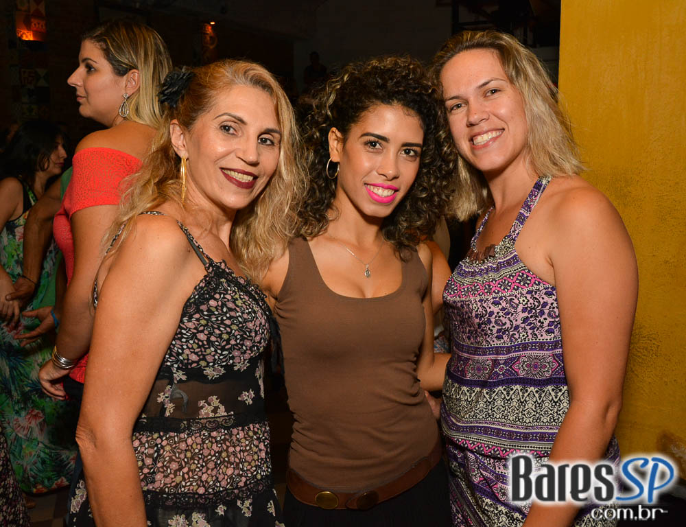 Sexta-feira a Banda Bicho de Pé colocou todo mundo no Canto da Ema para dançar forró Sexta-feira a Banda Bicho de Pé colocou todo mundo no Canto da Ema para dançar forró