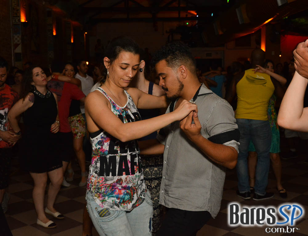 Sexta-feira a Banda Bicho de Pé colocou todo mundo no Canto da Ema para dançar forró Sexta-feira a Banda Bicho de Pé colocou todo mundo no Canto da Ema para dançar forró