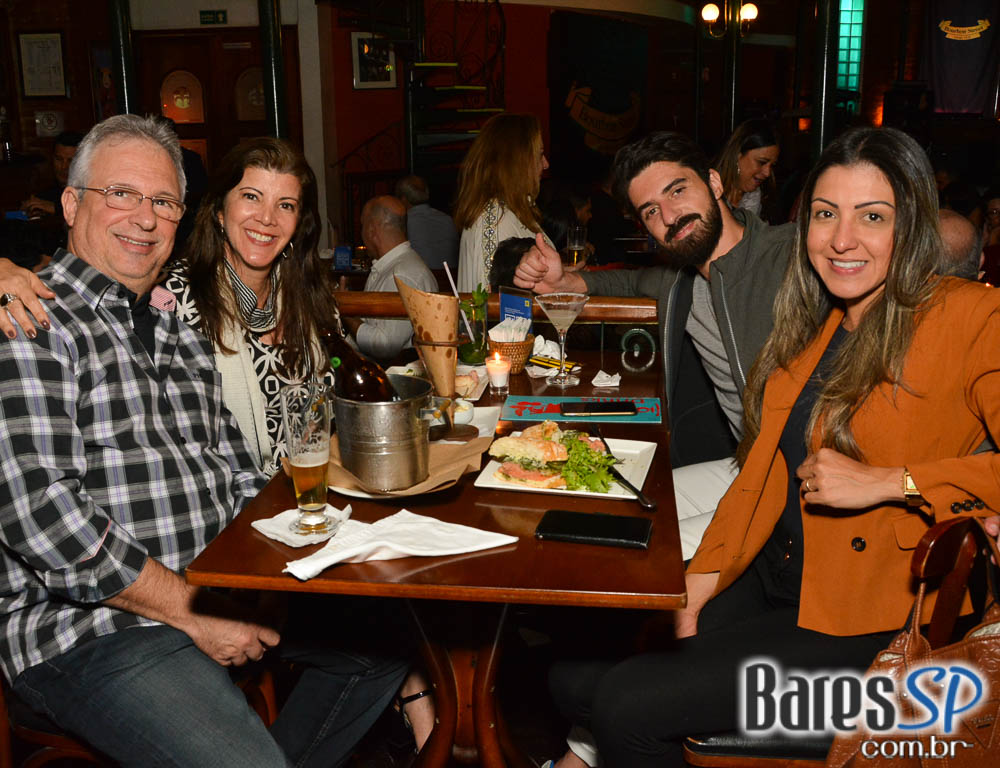 Serial Funkers animou a noite com seu estilo bem eclético no Bourbon Street Music Club Serial Funkers animou a noite com seu estilo bem eclético no Bourbon Street Music Club