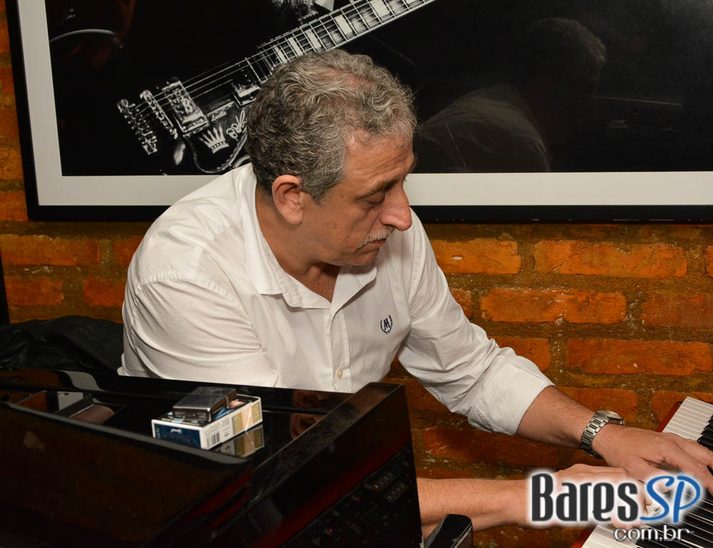 Serial Funkers animou a noite com seu estilo bem eclético no Bourbon Street Music Club Serial Funkers animou a noite com seu estilo bem eclético no Bourbon Street Music Club