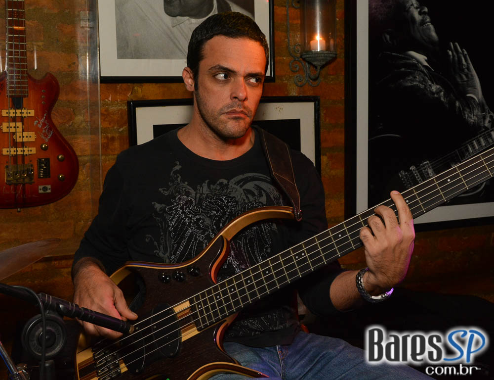 Serial Funkers animou a noite com seu estilo bem eclético no Bourbon Street Music Club Serial Funkers animou a noite com seu estilo bem eclético no Bourbon Street Music Club