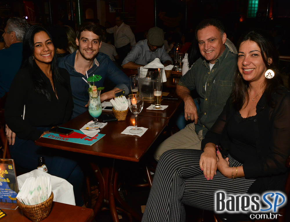 Serial Funkers animou a noite com seu estilo bem eclético no Bourbon Street Music Club Serial Funkers animou a noite com seu estilo bem eclético no Bourbon Street Music Club