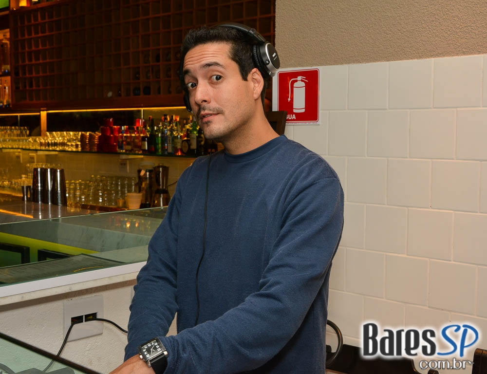 Happy Hour com os amigos no Boteco São Conrado Happy Hour com os amigos no Boteco São Conrado