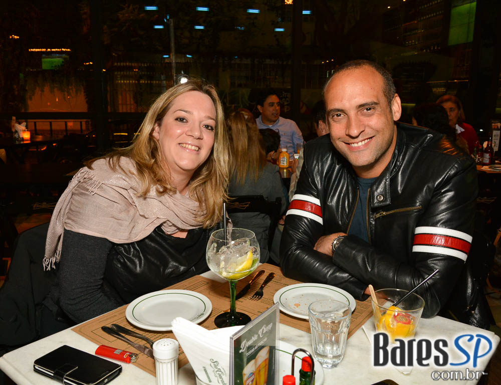 Happy Hour com os amigos no Boteco São Conrado Happy Hour com os amigos no Boteco São Conrado