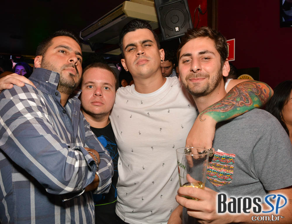 Sal Vicent e banda Bubbles embalaram a noite Saturday Rocks no Republic Pub com o melhor do pop rock Sal Vicent e banda Bubbles embalaram a noite Saturday Rocks no Republic Pub com o melhor do pop rock