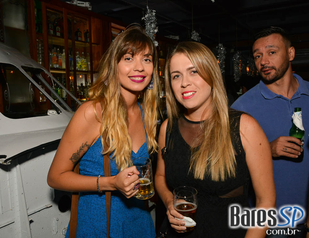 Jet Lag Pub recebeu a White Party com a banda Insônica Jet Lag Pub recebeu a White Party com a banda Insônica