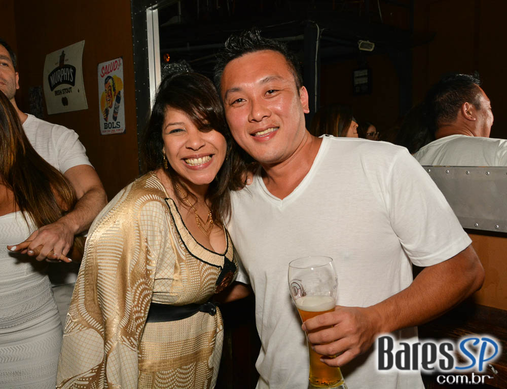 Jet Lag Pub recebeu a White Party com a banda Insônica Jet Lag Pub recebeu a White Party com a banda Insônica