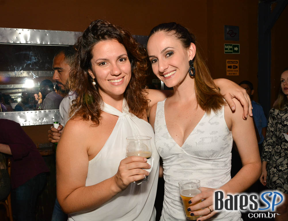 Jet Lag Pub recebeu a White Party com a banda Insônica Jet Lag Pub recebeu a White Party com a banda Insônica