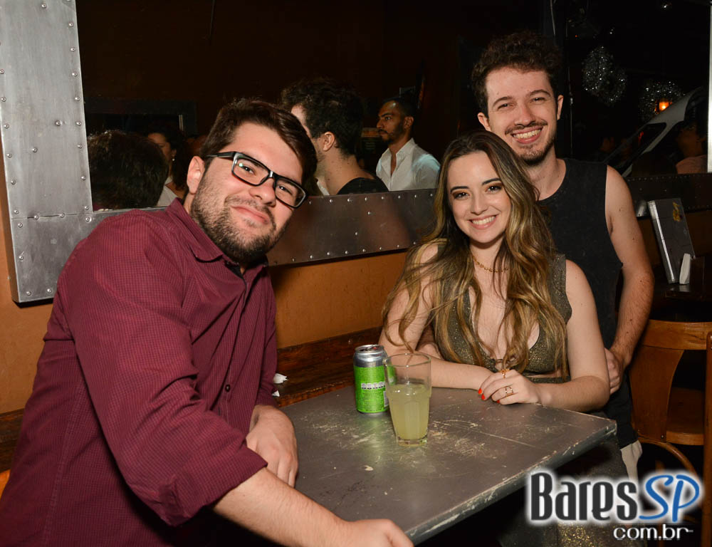 Jet Lag Pub recebeu a White Party com a banda Insônica Jet Lag Pub recebeu a White Party com a banda Insônica