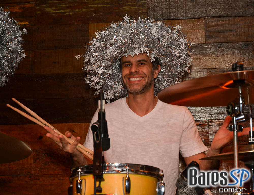 Jet Lag Pub recebeu a White Party com a banda Insônica Jet Lag Pub recebeu a White Party com a banda Insônica