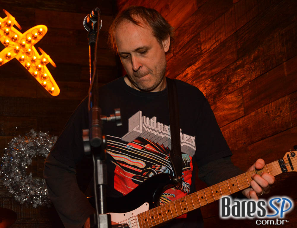 Jet Lag Pub recebeu a White Party com a banda Insônica Jet Lag Pub recebeu a White Party com a banda Insônica