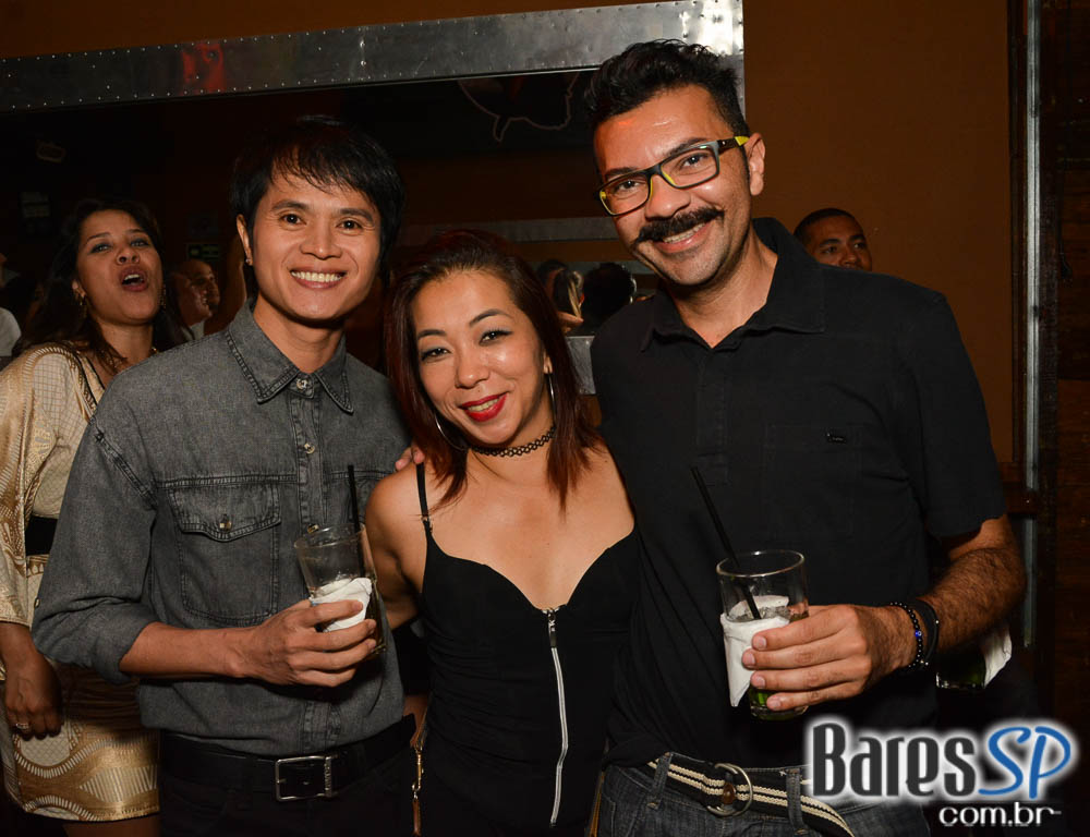 Jet Lag Pub recebeu a White Party com a banda Insônica Jet Lag Pub recebeu a White Party com a banda Insônica