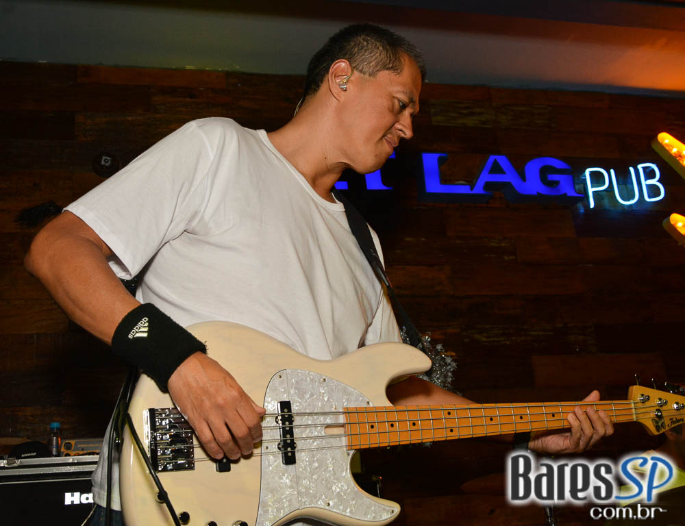 Jet Lag Pub recebeu a White Party com a banda Insônica Jet Lag Pub recebeu a White Party com a banda Insônica