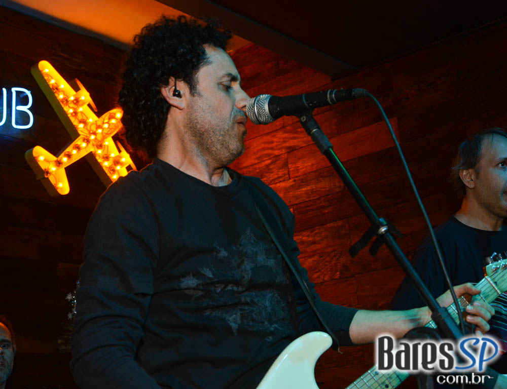 Jet Lag Pub recebeu a White Party com a banda Insônica Jet Lag Pub recebeu a White Party com a banda Insônica