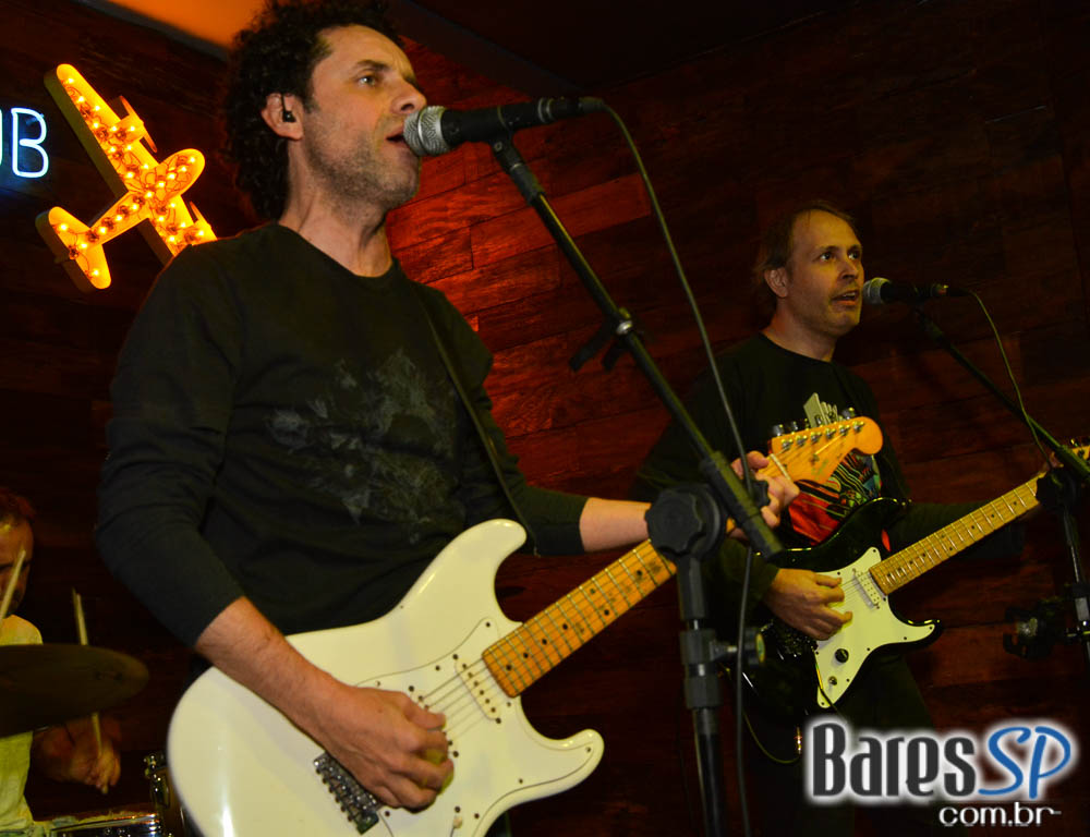 Jet Lag Pub recebeu a White Party com a banda Insônica Jet Lag Pub recebeu a White Party com a banda Insônica