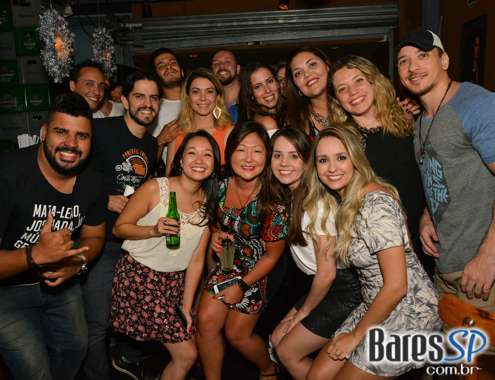 Jet Lag Pub recebeu a White Party com a banda Insônica Jet Lag Pub recebeu a White Party com a banda Insônica