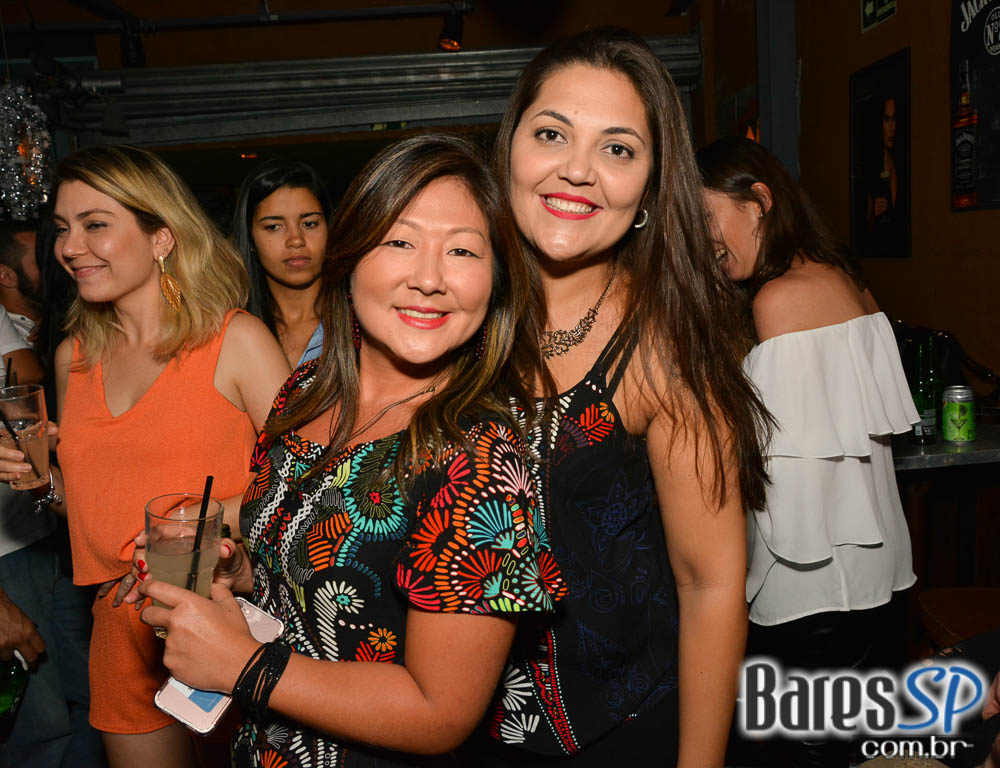 Jet Lag Pub recebeu a White Party com a banda Insônica Jet Lag Pub recebeu a White Party com a banda Insônica