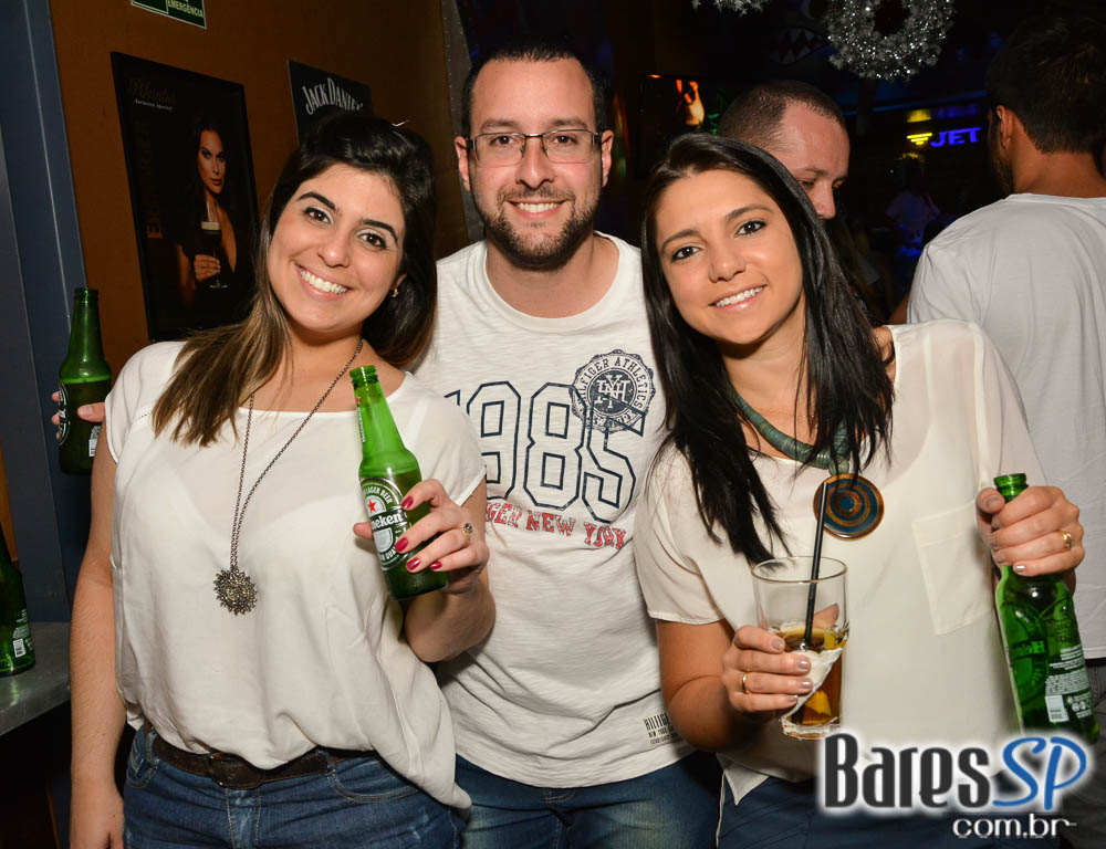 Jet Lag Pub recebeu a White Party com a banda Insônica Jet Lag Pub recebeu a White Party com a banda Insônica