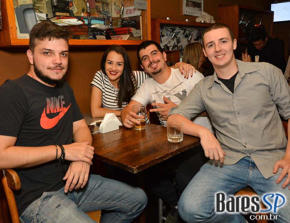 Jet Lag Pub recebeu a White Party com a banda Insônica Jet Lag Pub recebeu a White Party com a banda Insônica