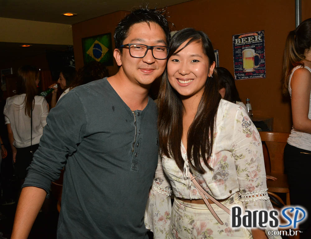 Jet Lag Pub recebeu a White Party com a banda Insônica Jet Lag Pub recebeu a White Party com a banda Insônica