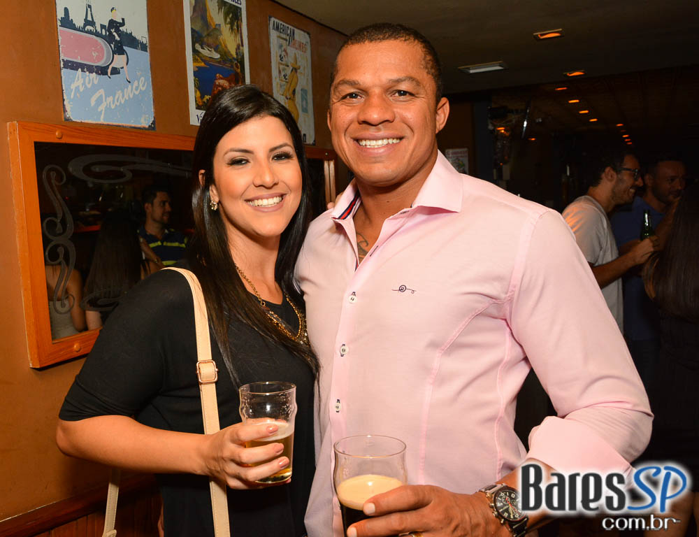 Jet Lag Pub recebeu a White Party com a banda Insônica Jet Lag Pub recebeu a White Party com a banda Insônica