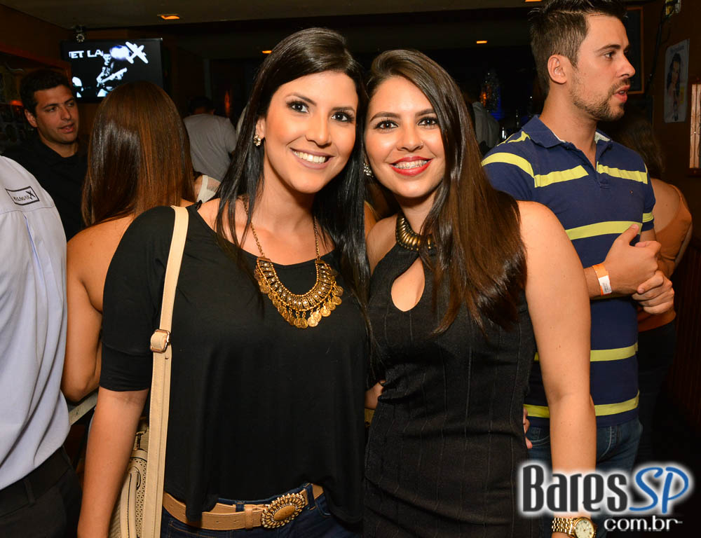 Jet Lag Pub recebeu a White Party com a banda Insônica Jet Lag Pub recebeu a White Party com a banda Insônica