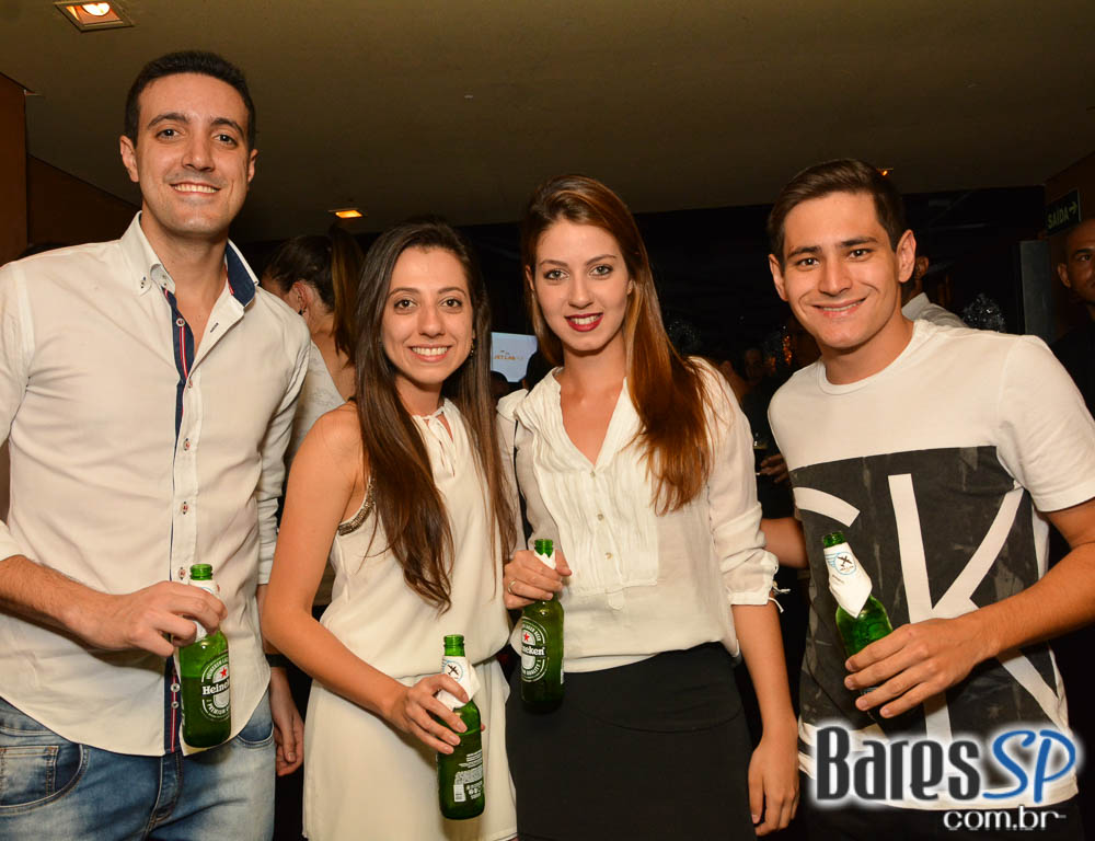 Jet Lag Pub recebeu a White Party com a banda Insônica Jet Lag Pub recebeu a White Party com a banda Insônica