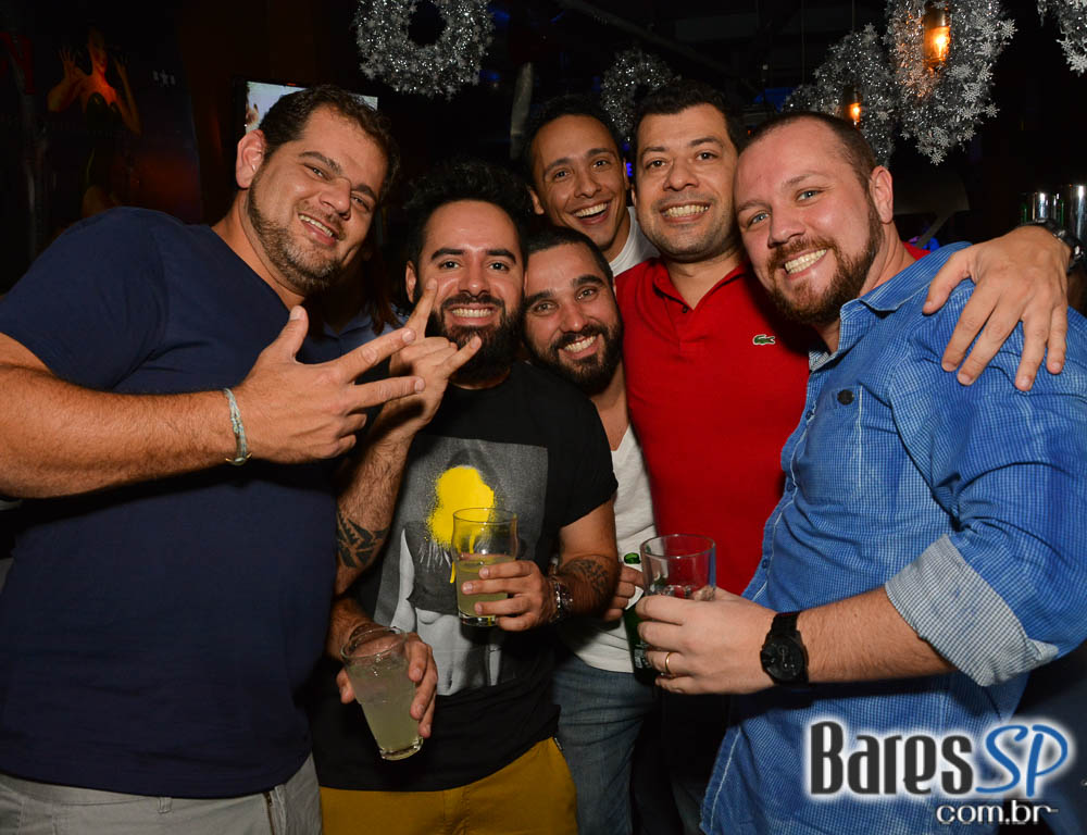 Jet Lag Pub recebeu a White Party com a banda Insônica Jet Lag Pub recebeu a White Party com a banda Insônica