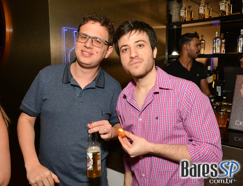 Show da Banda Viva Noite animou a noite no Dezoito Bar Show da Banda Viva Noite animou a noite no Dezoito Bar