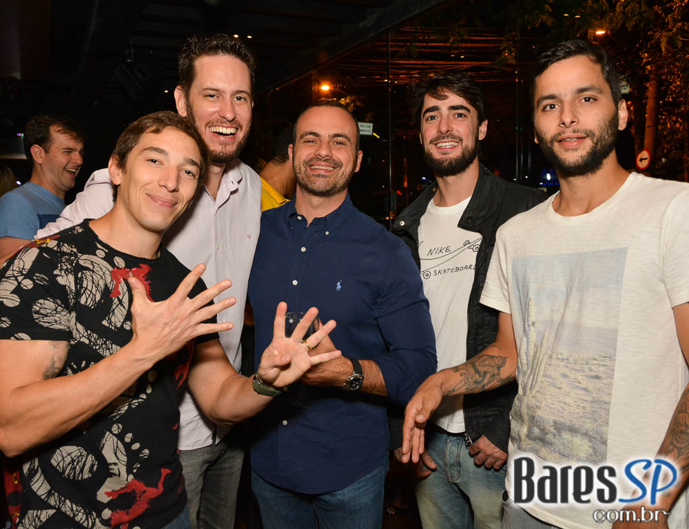 Show da Banda Viva Noite animou a noite no Dezoito Bar Show da Banda Viva Noite animou a noite no Dezoito Bar