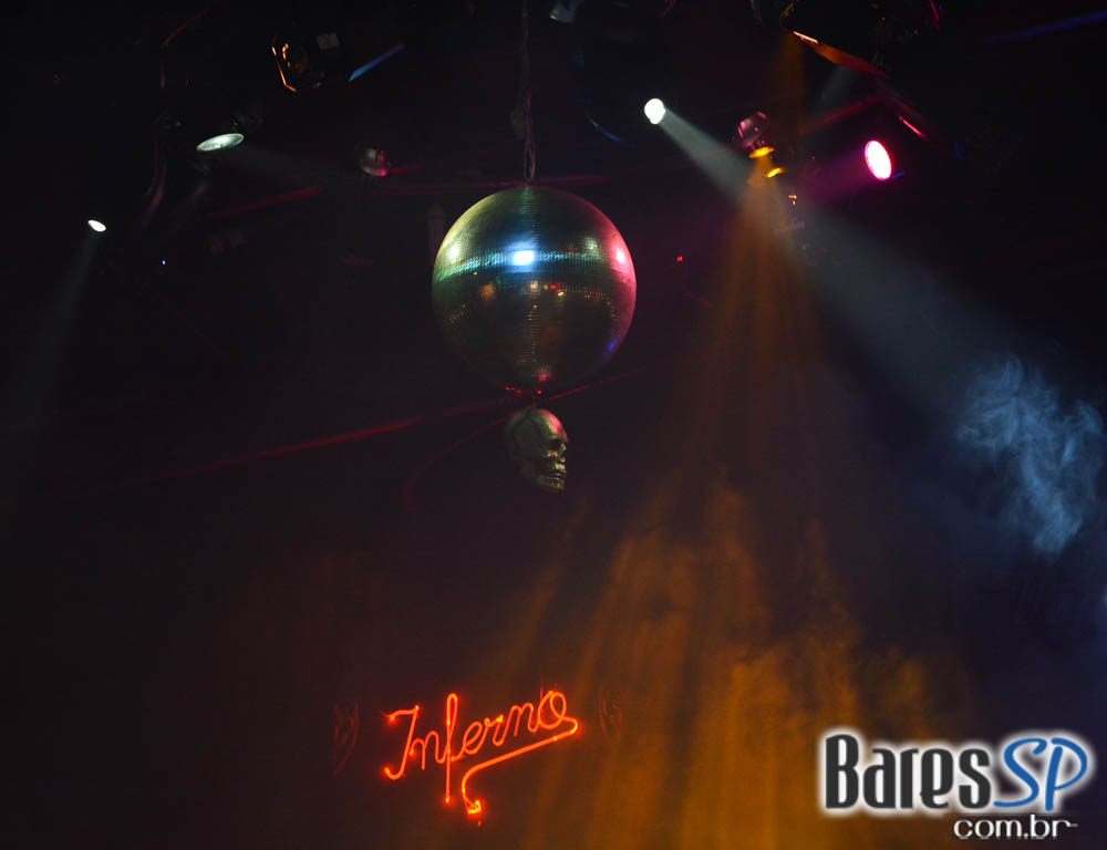 Festa Garotos Perdidos com show Dancing Of Days no Inferno Club