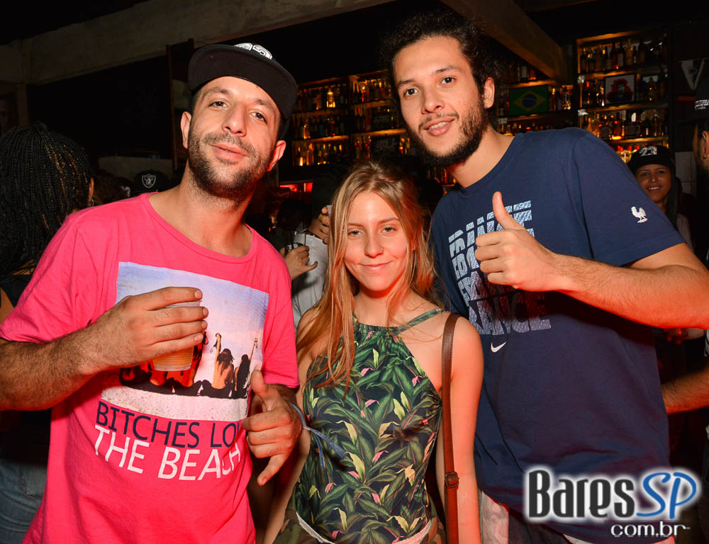 Aniversário de 23 anos do Bar Quitandinha com DJs convidados agitou o sábado Aniversário de 23 anos do Bar Quitandinha com DJs convidados agitou o sábado