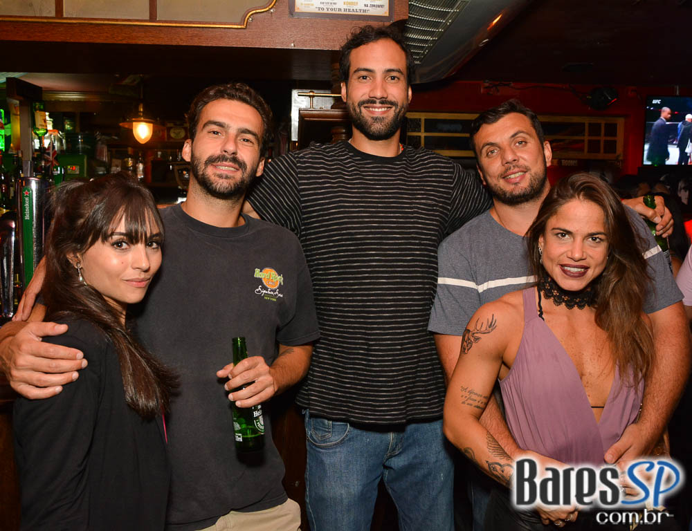 William Kim e banda Vih agitaram a noite com pop rock no Republic Pub William Kim e banda Vih agitaram a noite com pop rock no Republic Pub