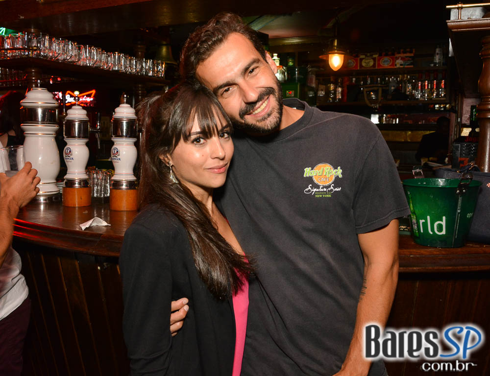 William Kim e banda Vih agitaram a noite com pop rock no Republic Pub William Kim e banda Vih agitaram a noite com pop rock no Republic Pub