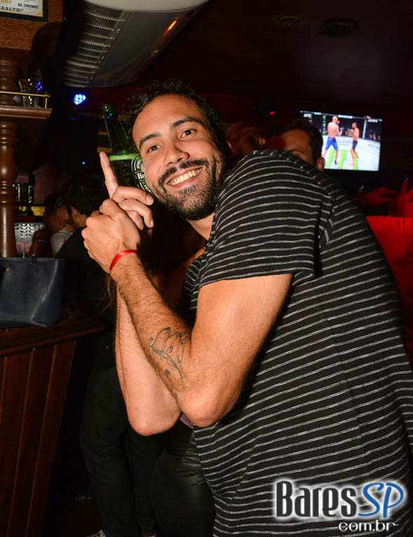 William Kim e banda Vih agitaram a noite com pop rock no Republic Pub William Kim e banda Vih agitaram a noite com pop rock no Republic Pub