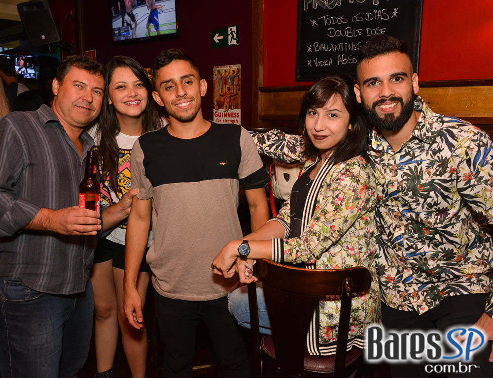 William Kim e banda Vih agitaram a noite com pop rock no Republic Pub William Kim e banda Vih agitaram a noite com pop rock no Republic Pub