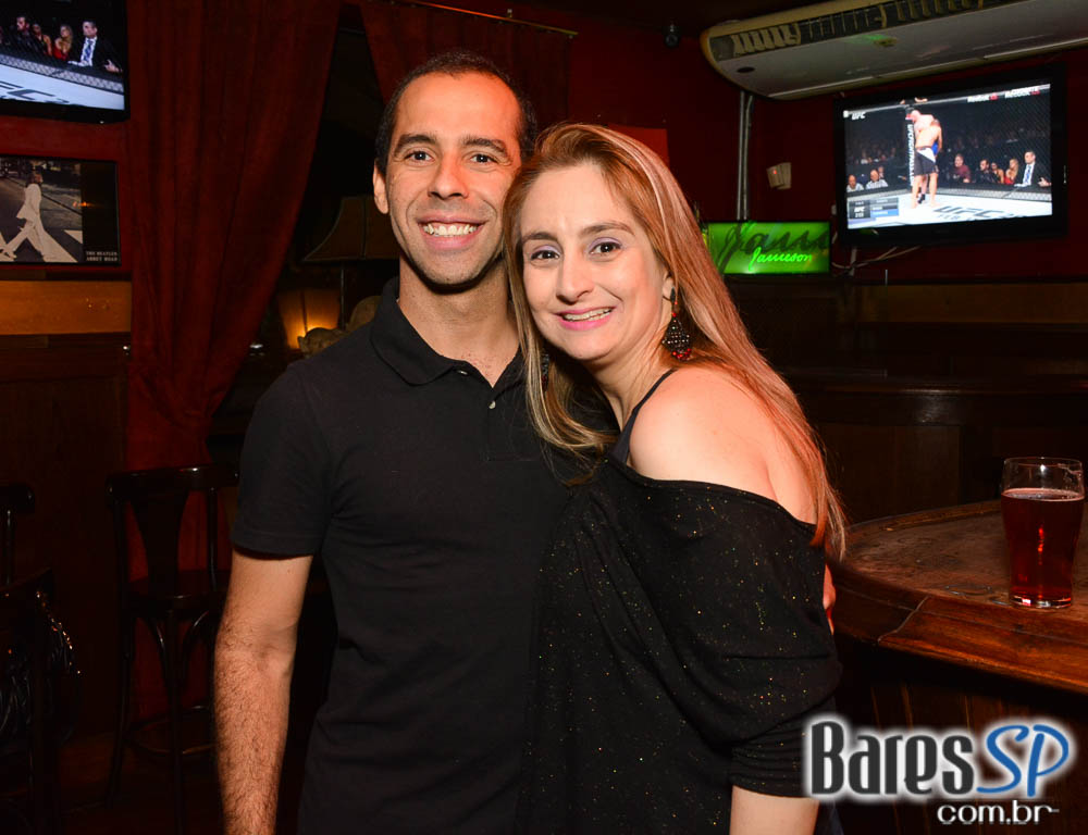 William Kim e banda Vih agitaram a noite com pop rock no Republic Pub William Kim e banda Vih agitaram a noite com pop rock no Republic Pub