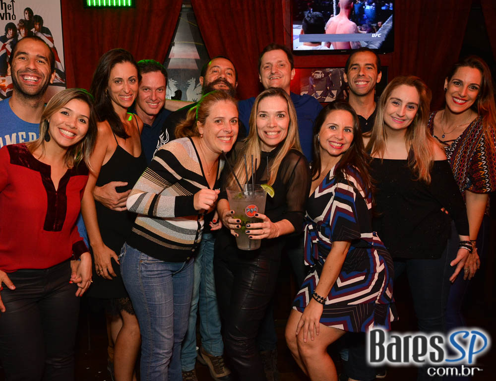 William Kim e banda Vih agitaram a noite com pop rock no Republic Pub William Kim e banda Vih agitaram a noite com pop rock no Republic Pub