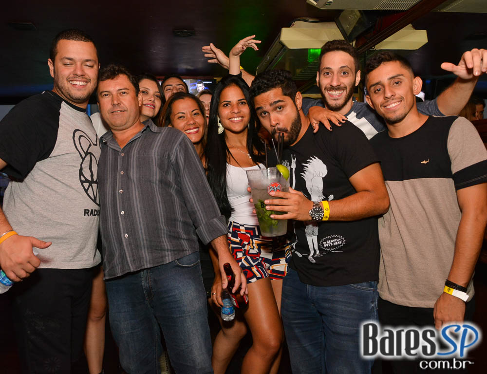 William Kim e banda Vih agitaram a noite com pop rock no Republic Pub William Kim e banda Vih agitaram a noite com pop rock no Republic Pub