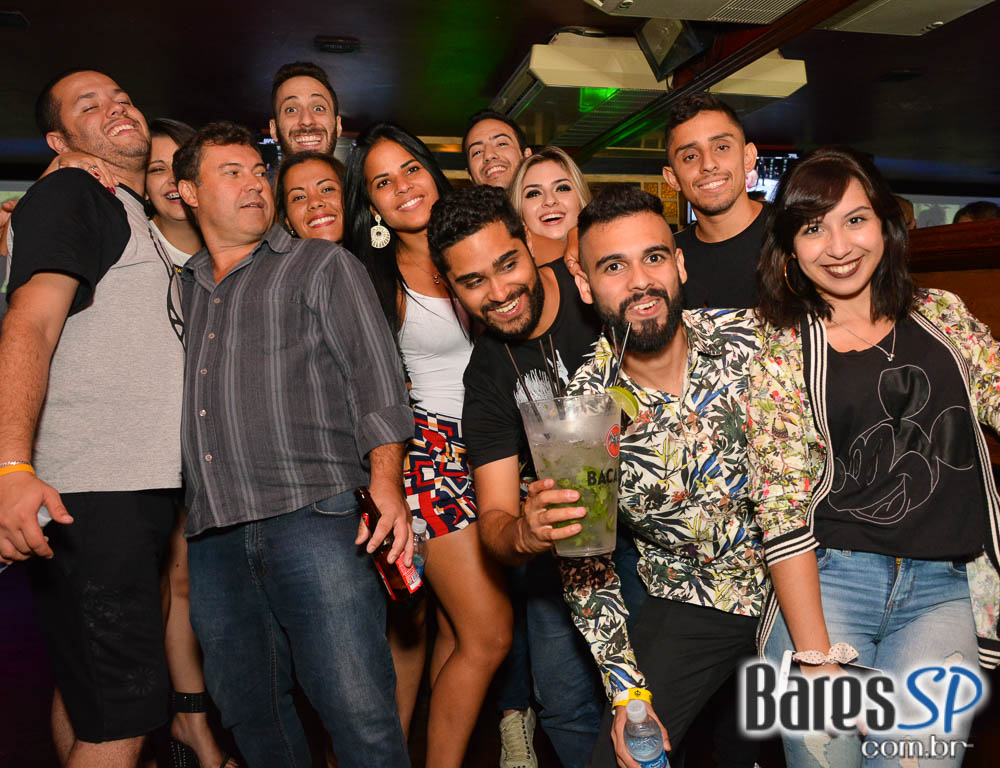 William Kim e banda Vih agitaram a noite com pop rock no Republic Pub William Kim e banda Vih agitaram a noite com pop rock no Republic Pub