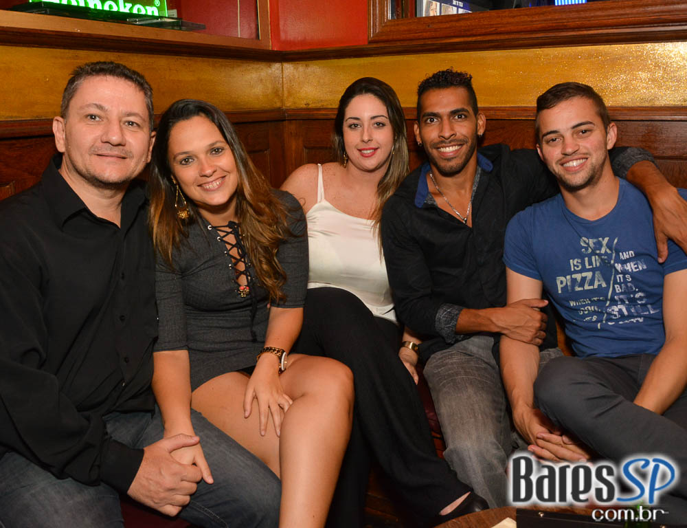 William Kim e banda Vih agitaram a noite com pop rock no Republic Pub William Kim e banda Vih agitaram a noite com pop rock no Republic Pub