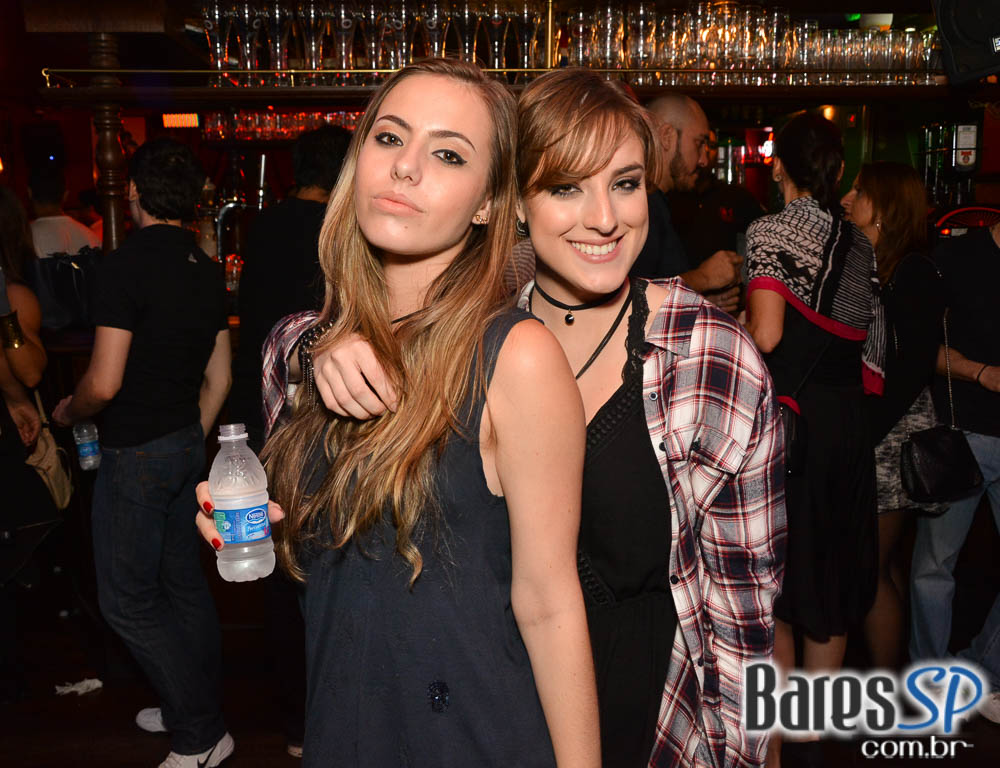 William Kim e banda Vih agitaram a noite com pop rock no Republic Pub William Kim e banda Vih agitaram a noite com pop rock no Republic Pub