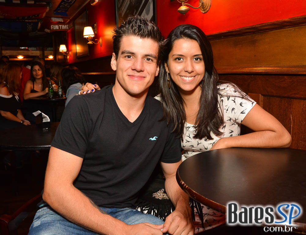 William Kim e banda Vih agitaram a noite com pop rock no Republic Pub William Kim e banda Vih agitaram a noite com pop rock no Republic Pub