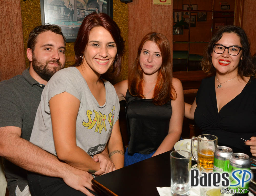 William Kim e banda Vih agitaram a noite com pop rock no Republic Pub William Kim e banda Vih agitaram a noite com pop rock no Republic Pub