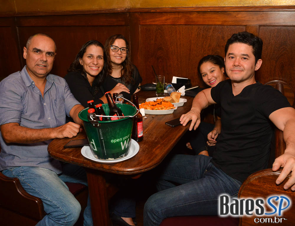 William Kim e banda Vih agitaram a noite com pop rock no Republic Pub William Kim e banda Vih agitaram a noite com pop rock no Republic Pub